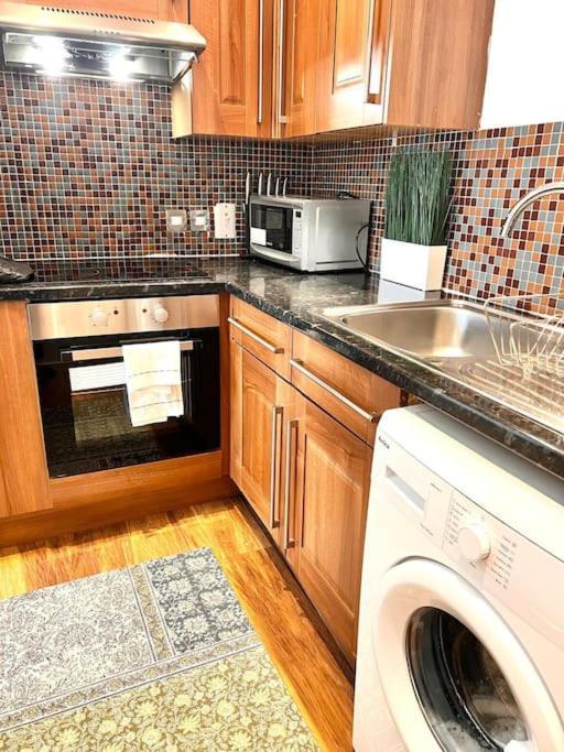 לונדון Lovely 1Bdr Flat Next To Earls Court Station מראה חיצוני תמונה