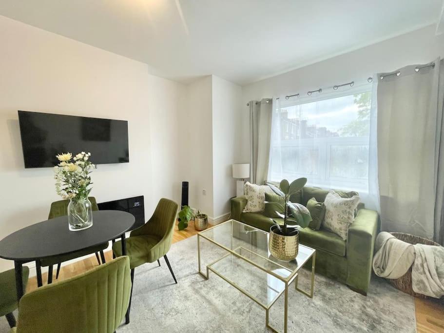 לונדון Lovely 1Bdr Flat Next To Earls Court Station מראה חיצוני תמונה