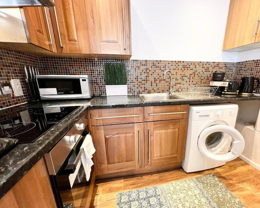 לונדון Lovely 1Bdr Flat Next To Earls Court Station מראה חיצוני תמונה