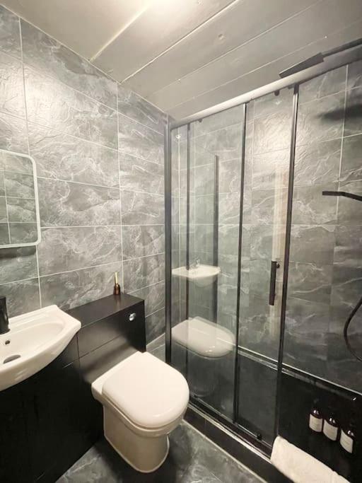לונדון Lovely 1Bdr Flat Next To Earls Court Station מראה חיצוני תמונה