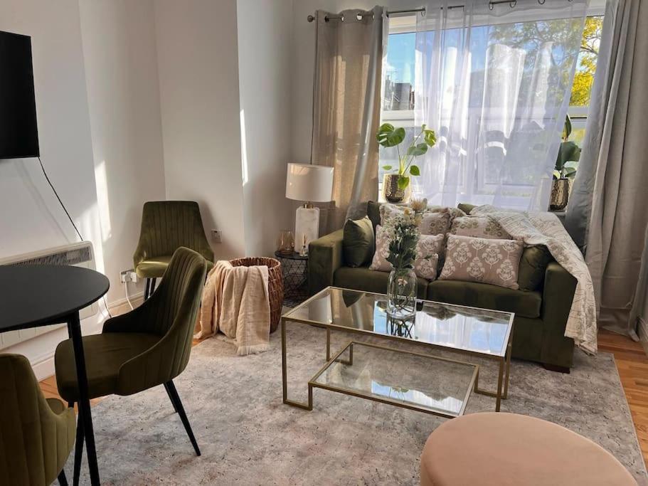 לונדון Lovely 1Bdr Flat Next To Earls Court Station מראה חיצוני תמונה